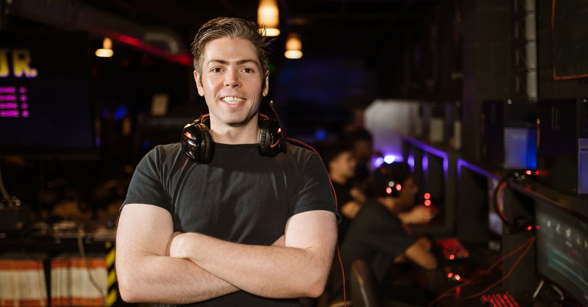 Joven gamer con auriculares en un estudio de gaming iluminado con luces LED